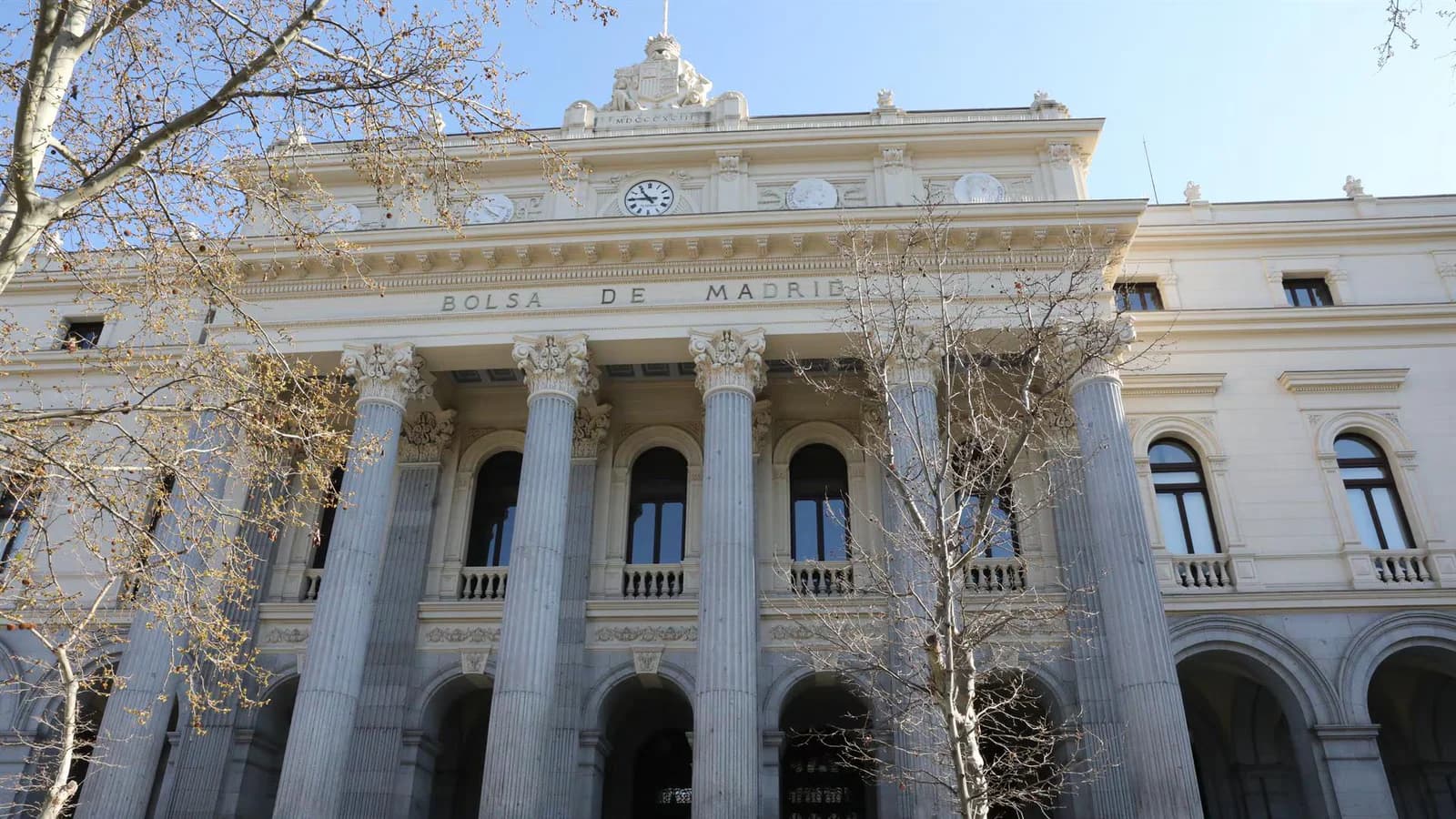 El Ibex 35 abre con una leve suba y el Brent avanza hasta los 89,2 dólares