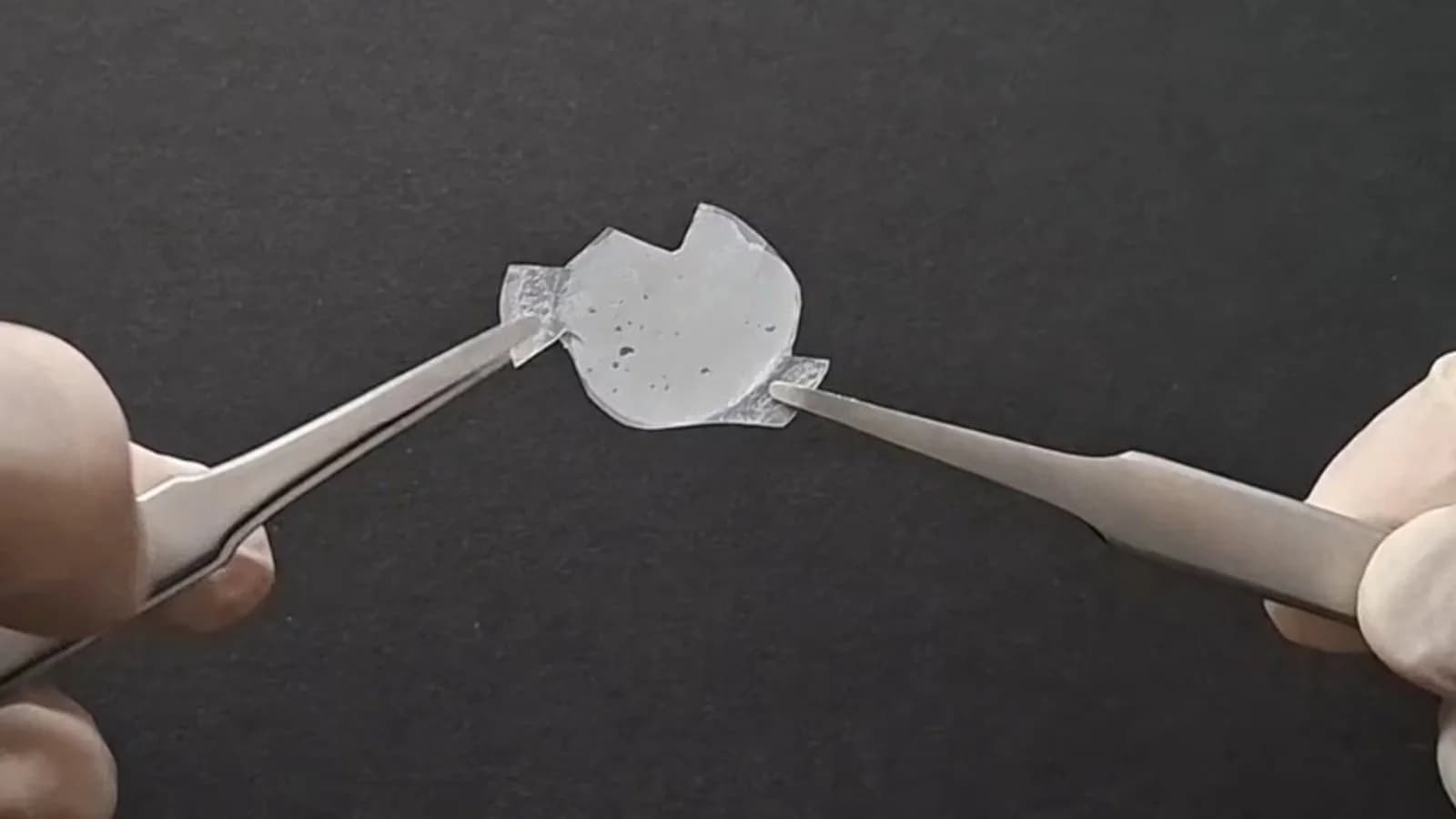 Crean un nanomaterial que enfría superficies hasta 12,9 grados sin usar electricidad
