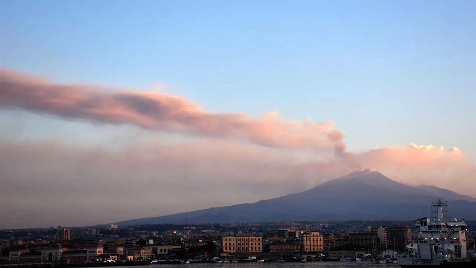 El aeropuerto de Catania seguirá cerrado hasta el miércoles por la actividad del Etna