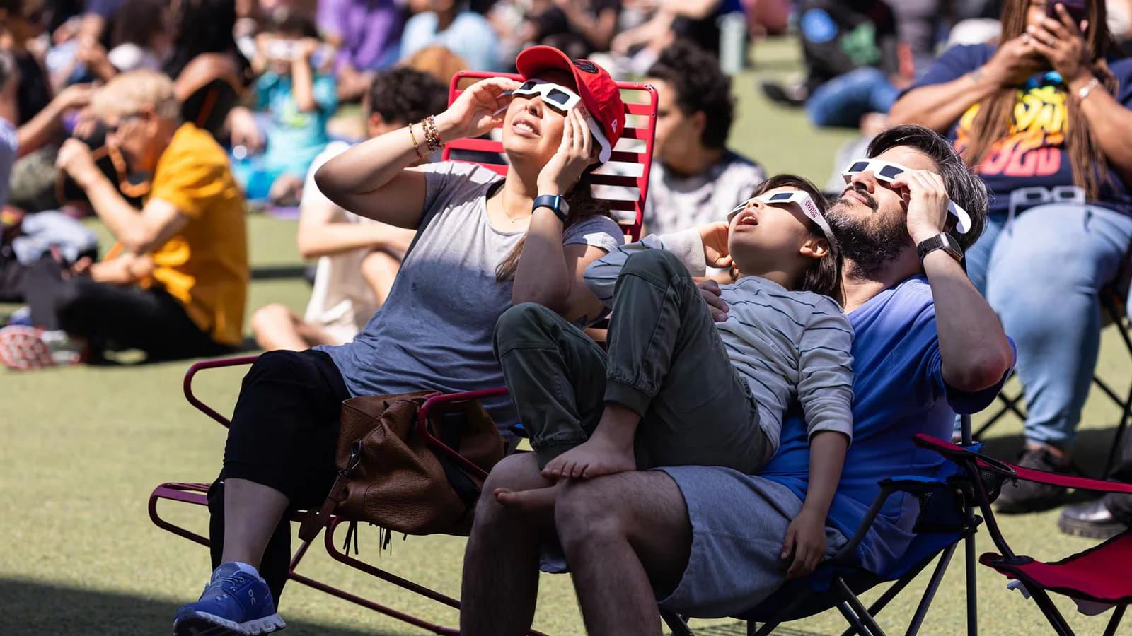 UNE advierte sobre los riesgos de observar el eclipse solar sin protección adecuada