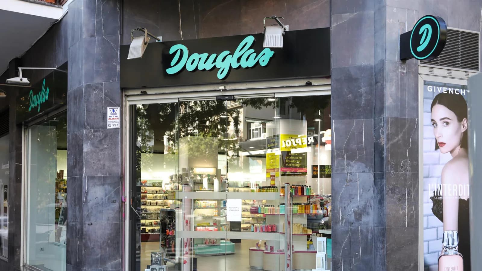 Douglas reduce un 89,1% su beneficio en nueve meses y mantiene sus previsiones