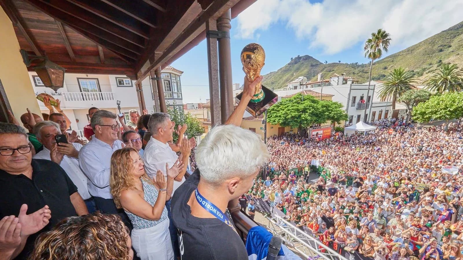 Tegueste homenajeó a Pedri por su esfuerzo, humildad y título mundial