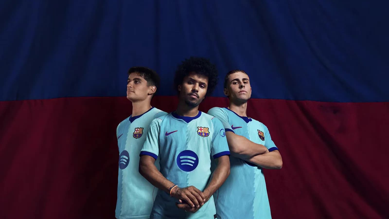 El Barcelona presenta una tercera camiseta inspirada en los años 90