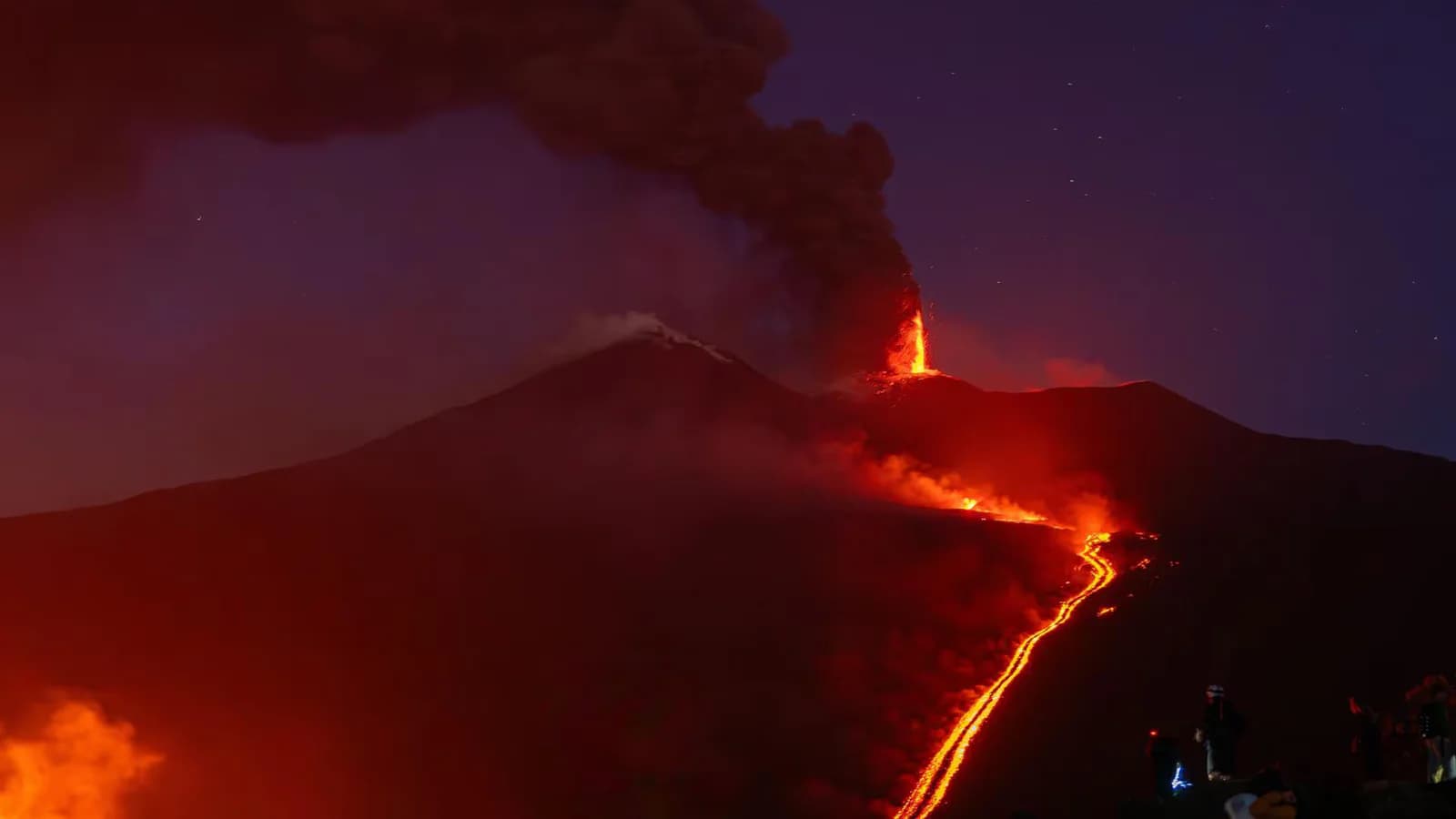 El aeropuerto de Catania extiende hasta la tarde el cierre por la actividad del Etna