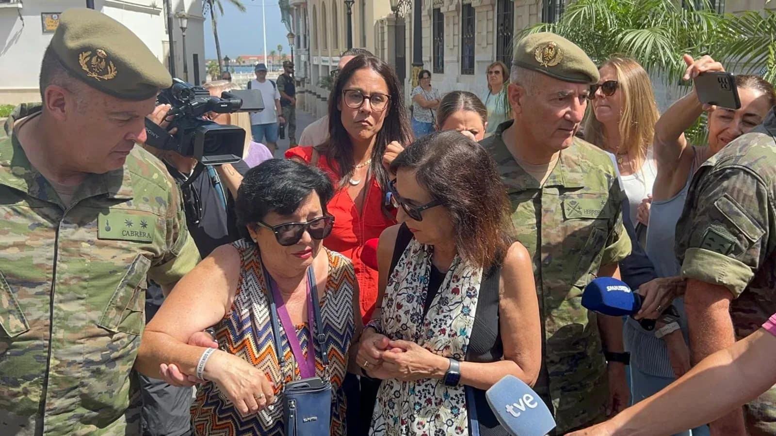 Una vecina de Ceuta le pidió a Robles que no abandone la ciudad