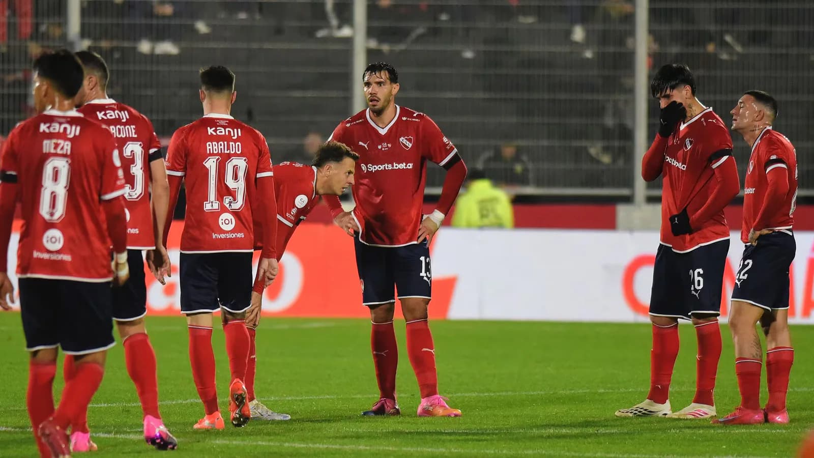 Atlético Tucumán goleó 4-0 a Independiente y avanzó a cuartos de final