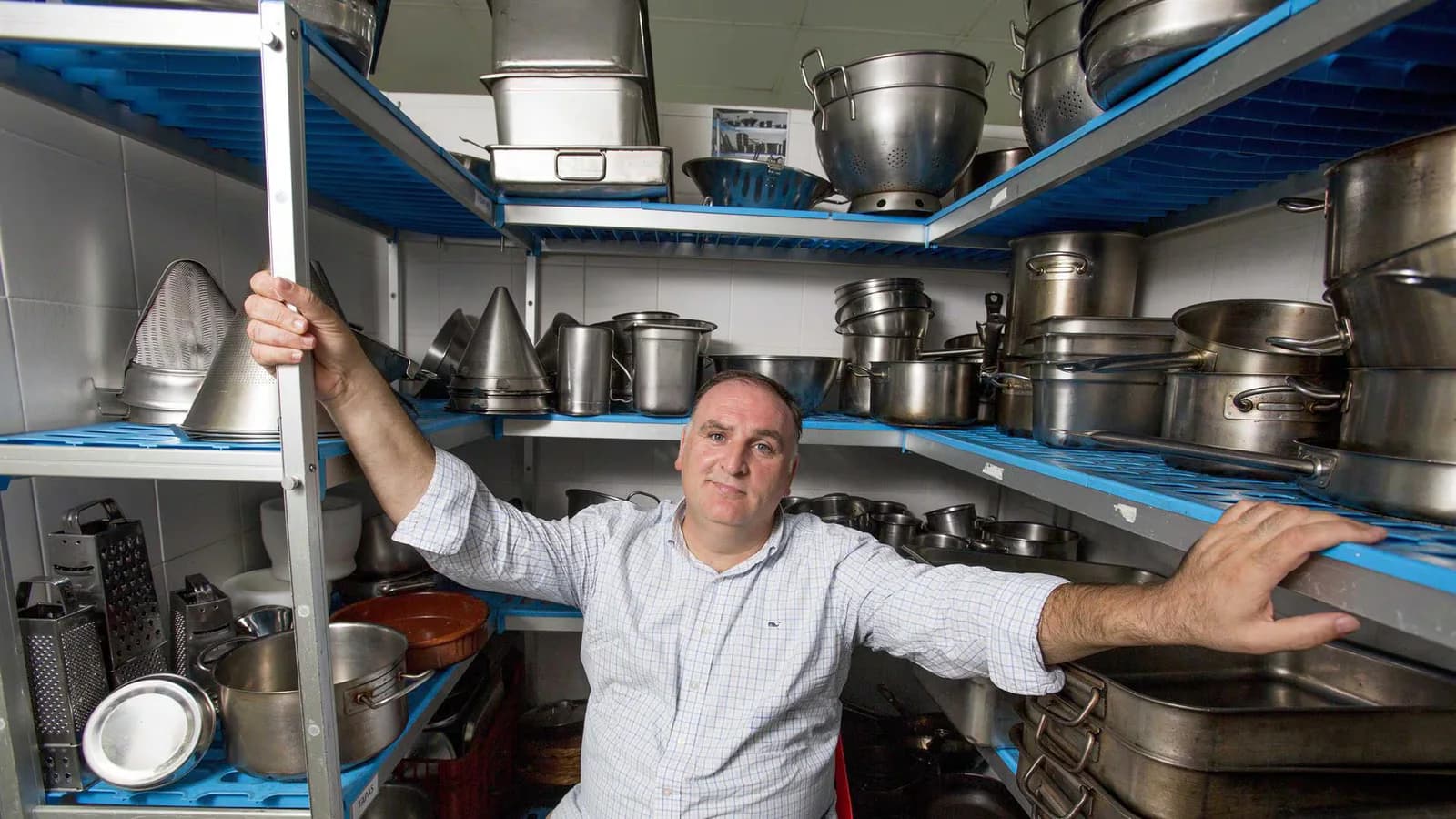 José Andrés anuncia una ayuda de un millón de dólares para negocios afectados en Colombia