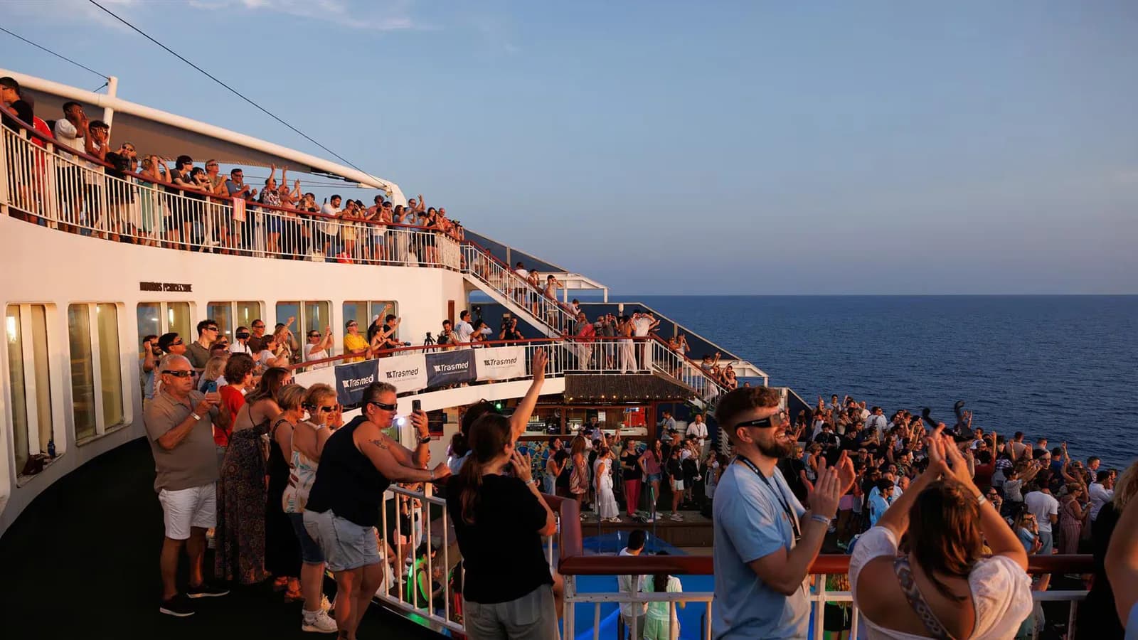 El ferri Ibiza-Valencia se transformó en un observatorio para seguir el eclipse solar