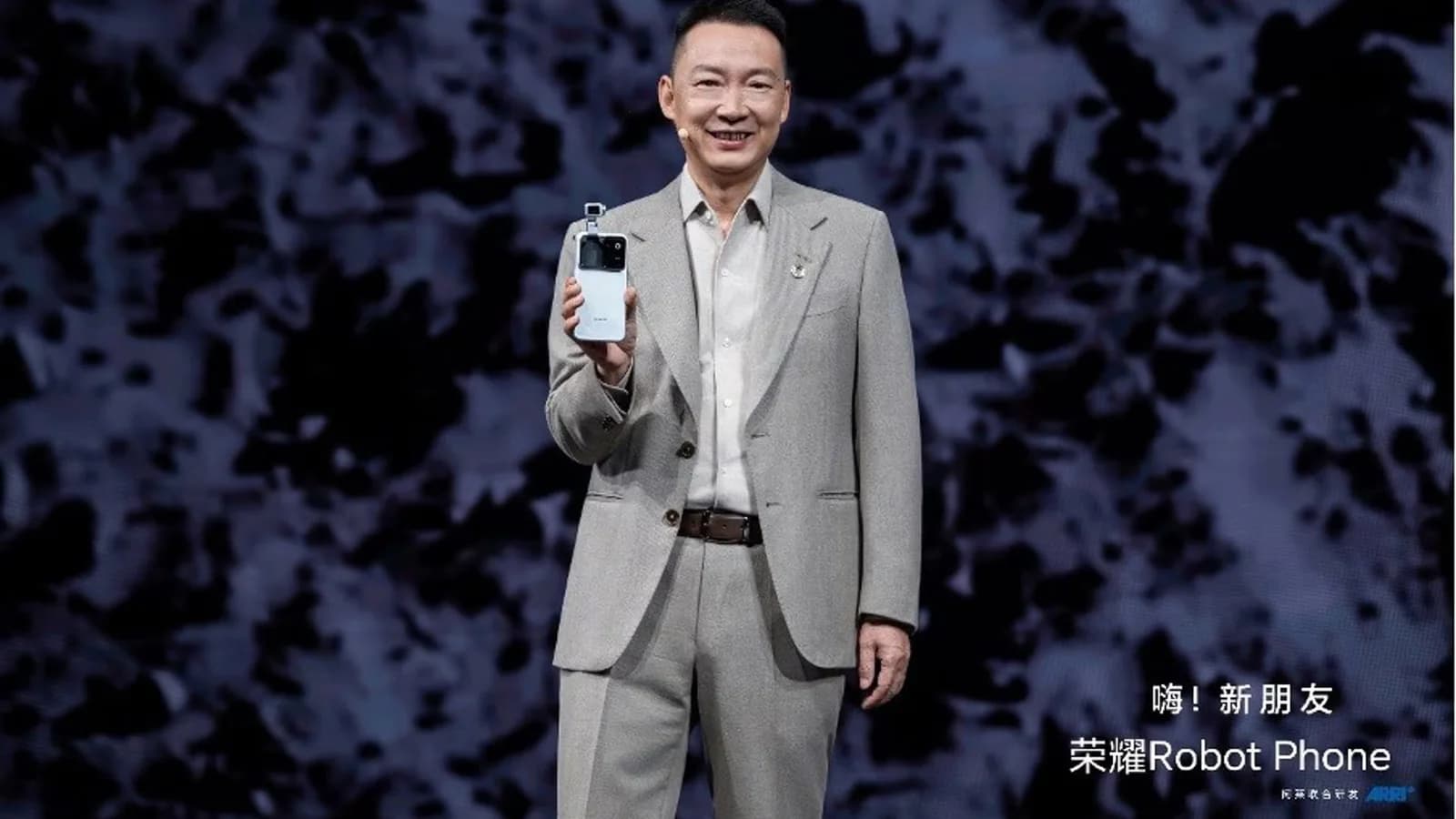 Honor lanzó en China el Robot Phone, con brazo robótico y cámara de 200 Mpx