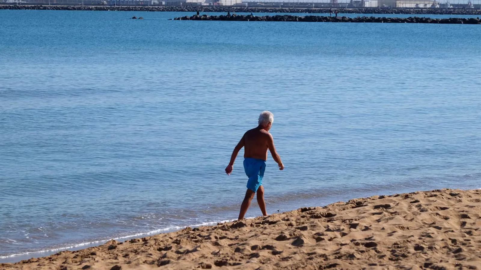 La Guardia Civil instala una nueva barrera marítima en el sur de Melilla