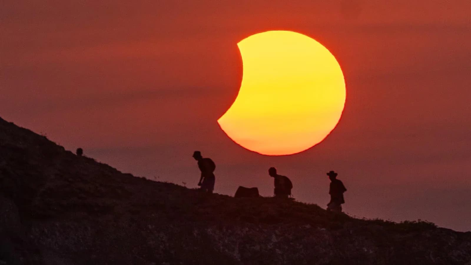 Rescatan a cuatro personas que seguían el eclipse en la alta montaña madrileña