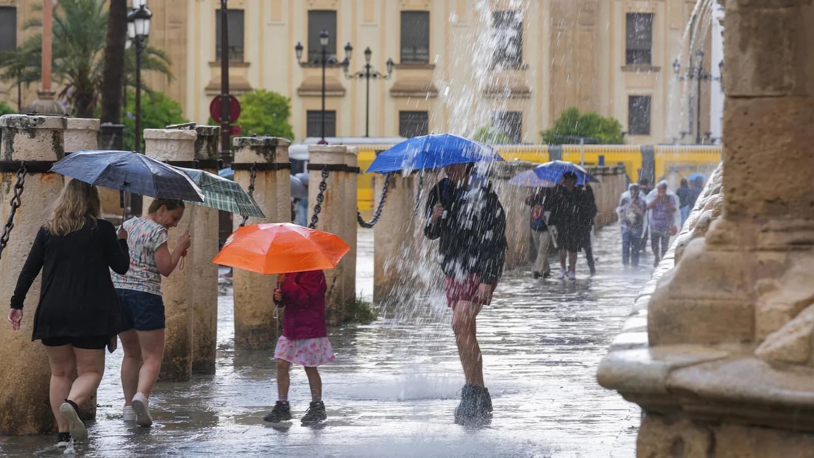 España activa alertas por calor, lluvias y tormentas en todas sus comunidades