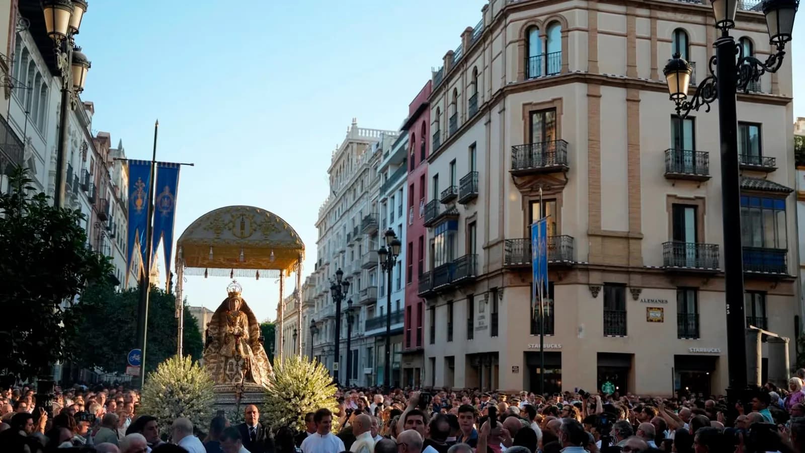 Miles de sevillanos acompañaron a la Virgen de los Reyes bajo el calor del 15 de agosto