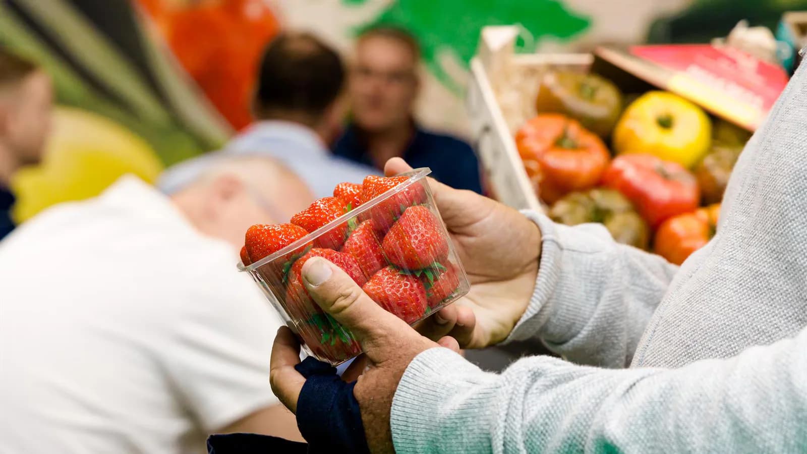 Bayas, cítricos y huevos lideran las subas de alimentos en España