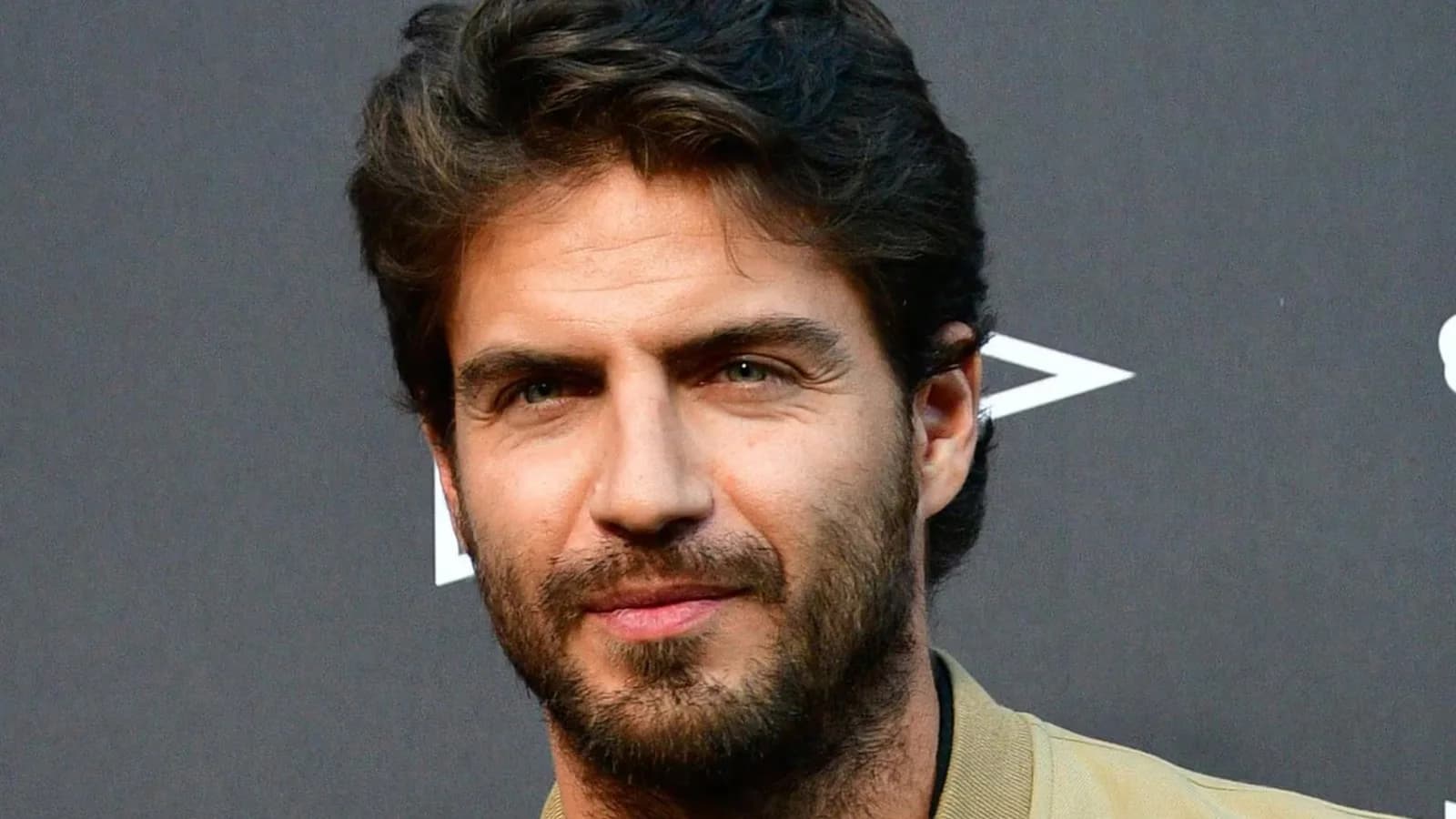 Maxi Iglesias disfruta de una jornada de cine junto a un grupo de amigos