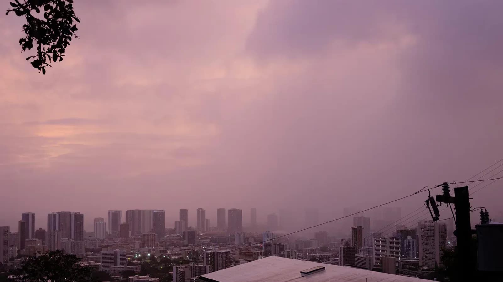 Un muerto, cortes de luz e inundaciones tras el paso del huracán Lala por Hawái