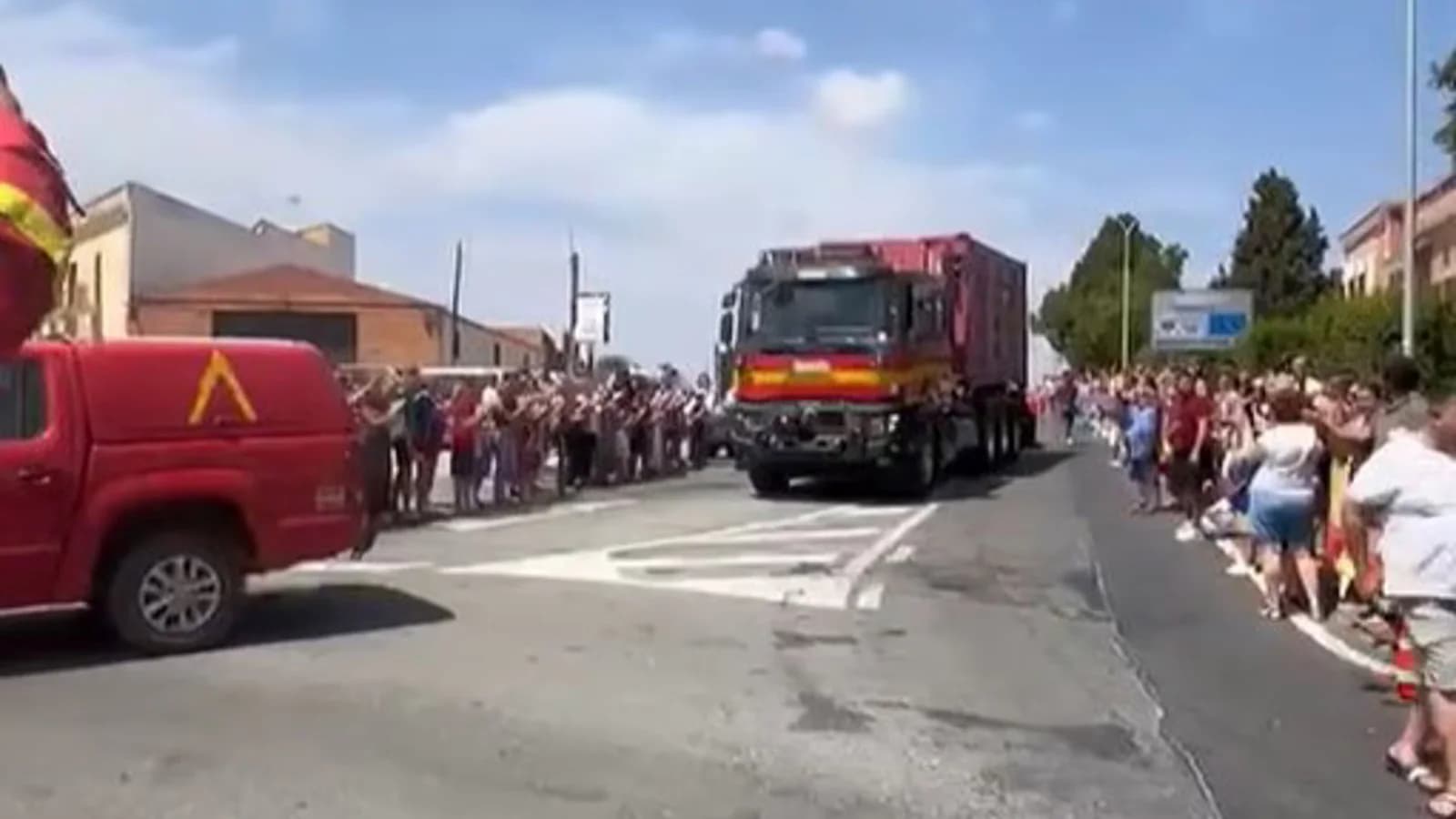 Niebla despidió con aplausos a la UME tras su labor en el incendio