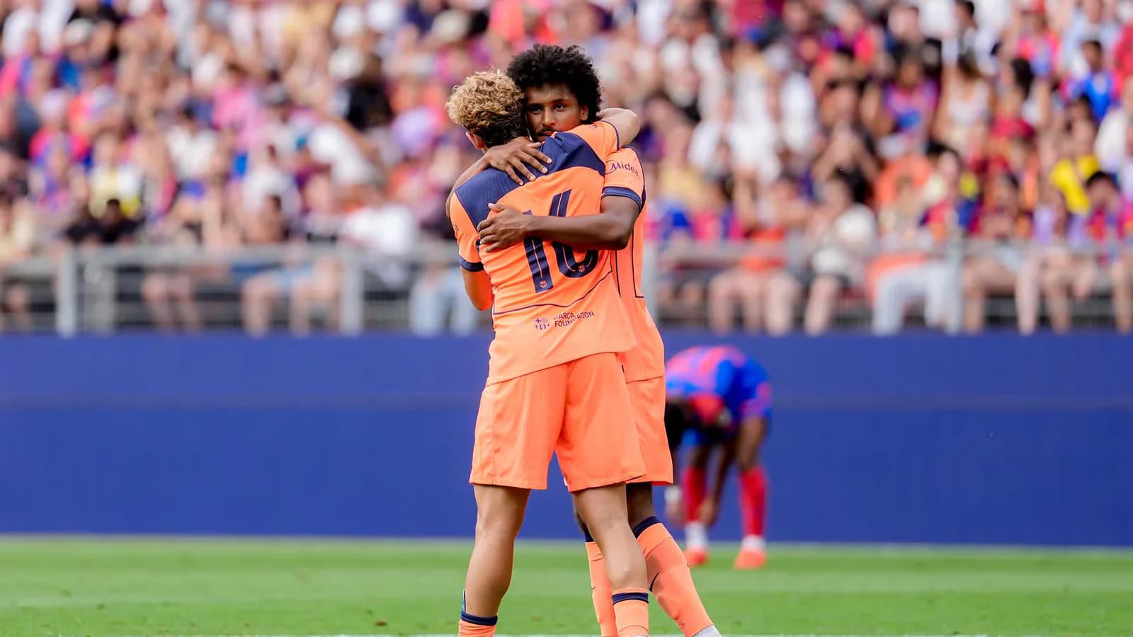 Adeyemi y Bisiwu lideran la goleada del Barcelona en Basilea