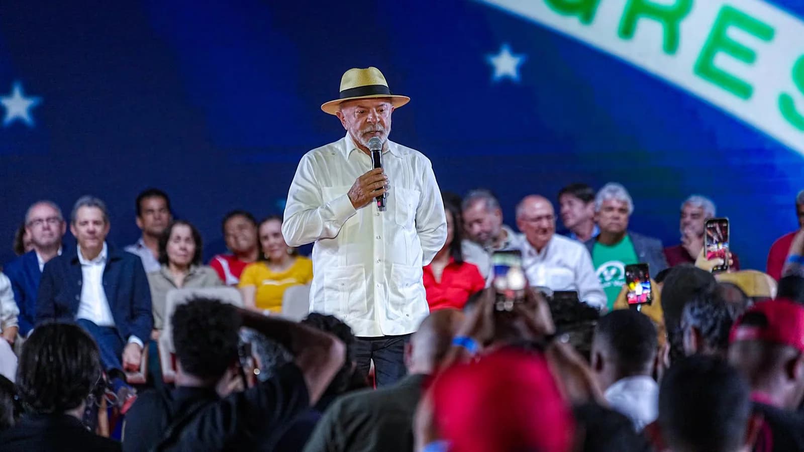 Lula y Flávio Bolsonaro ponen la seguridad en el centro de sus campañas en Brasil