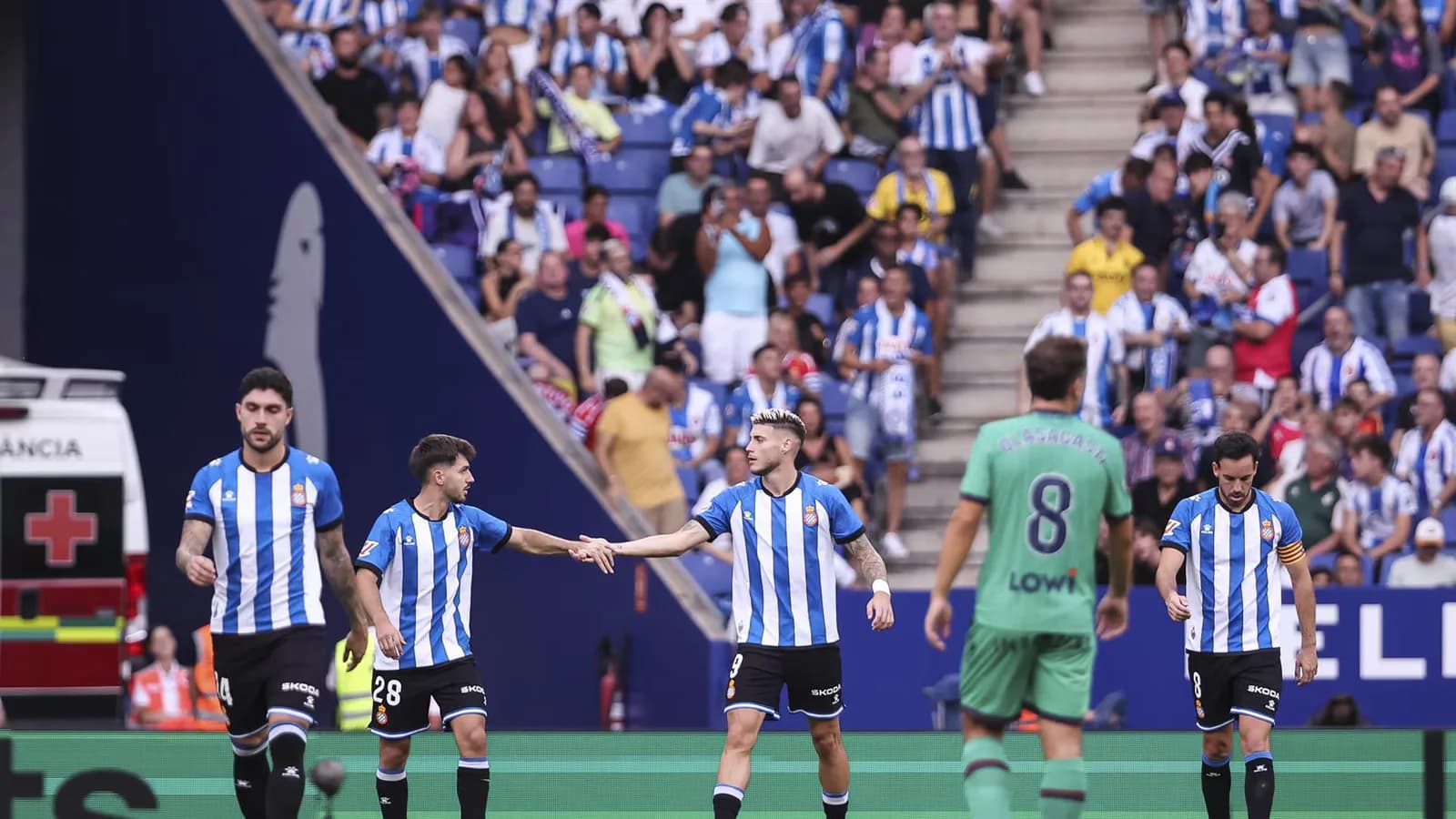 El Espanyol golea al Levante y el Racing empata con el Villarreal en su regreso