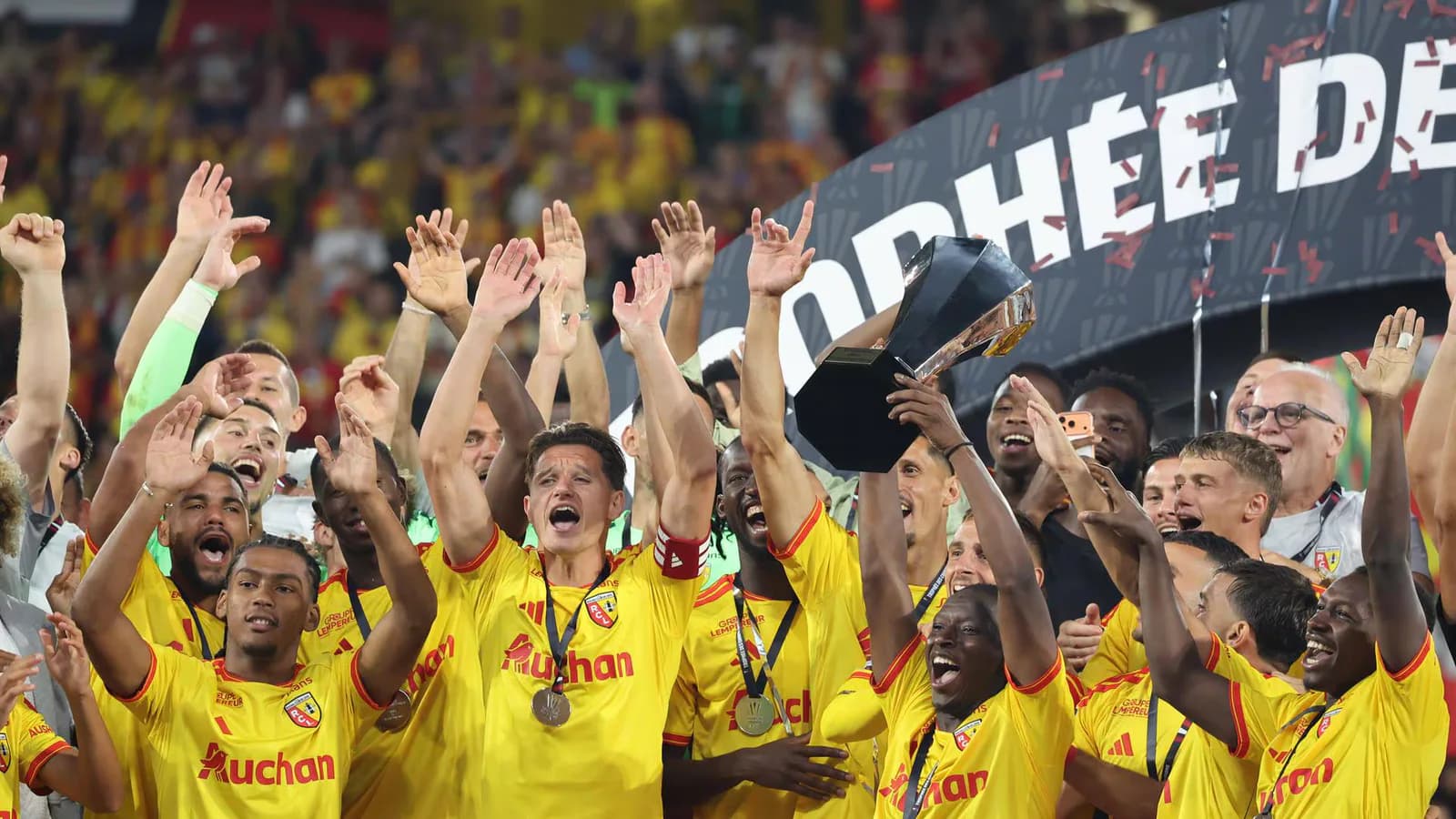 El Lens derrotó al PSG y conquistó la Supercopa de Francia pese a jugar con diez