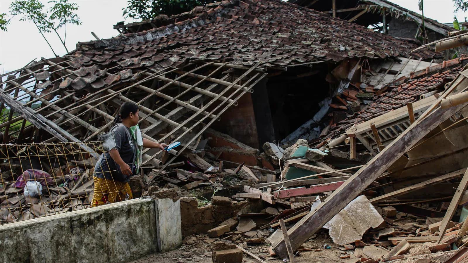 Indonesia: el terremoto en Flores dejó 68 muertos y 13.000 desplazados