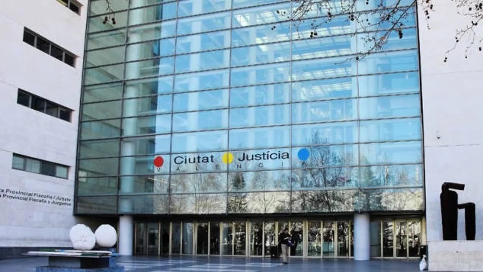 Condenan a seis años a un padre y sus dos hijos por apuñalar a un familiar en El Puig