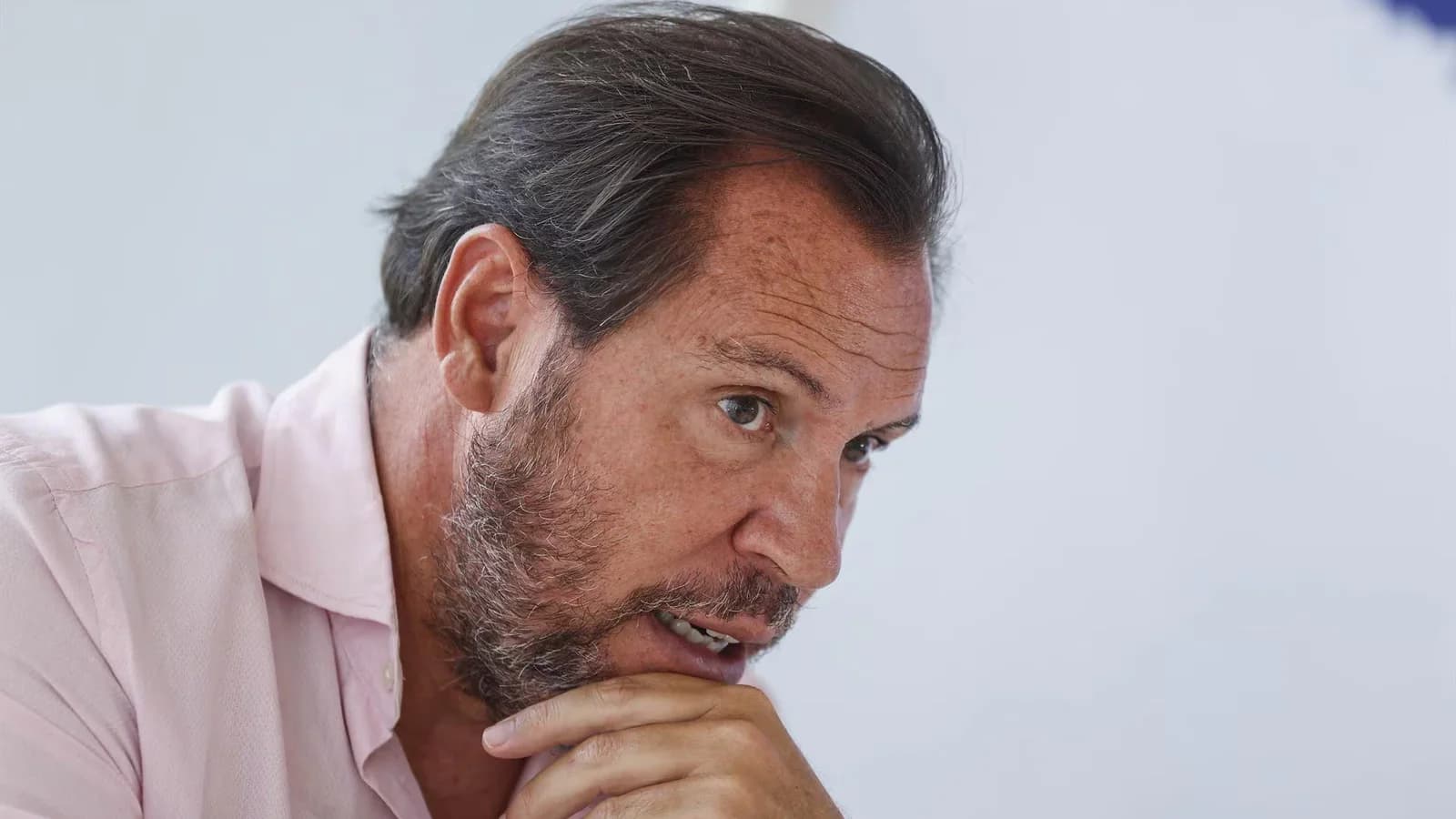 Óscar Puente cuestionó la foto de Felipe VI con Javier Negre