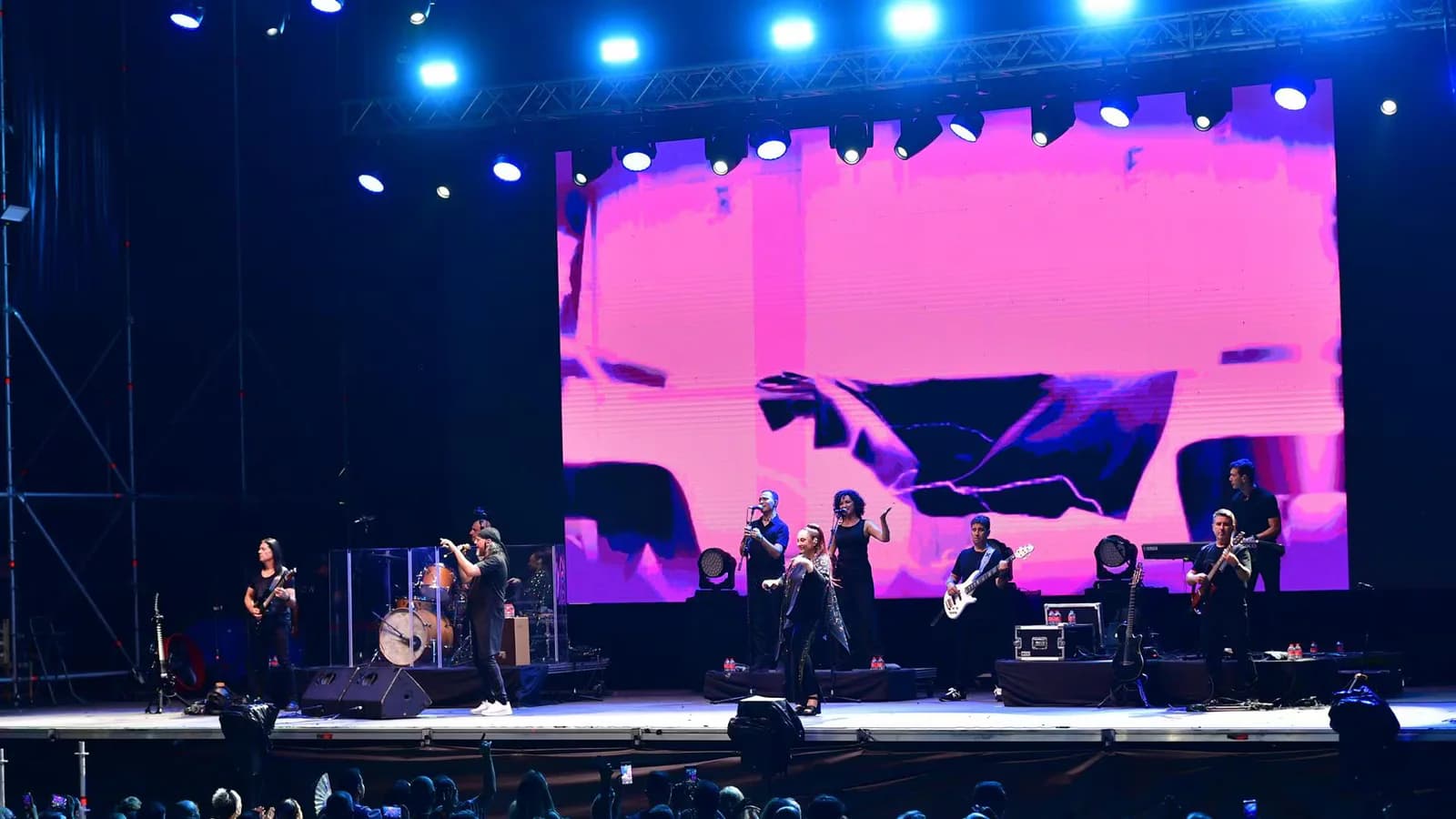 Camela cerró en Torrelavega el festival Vive la Feria con una noche de himnos