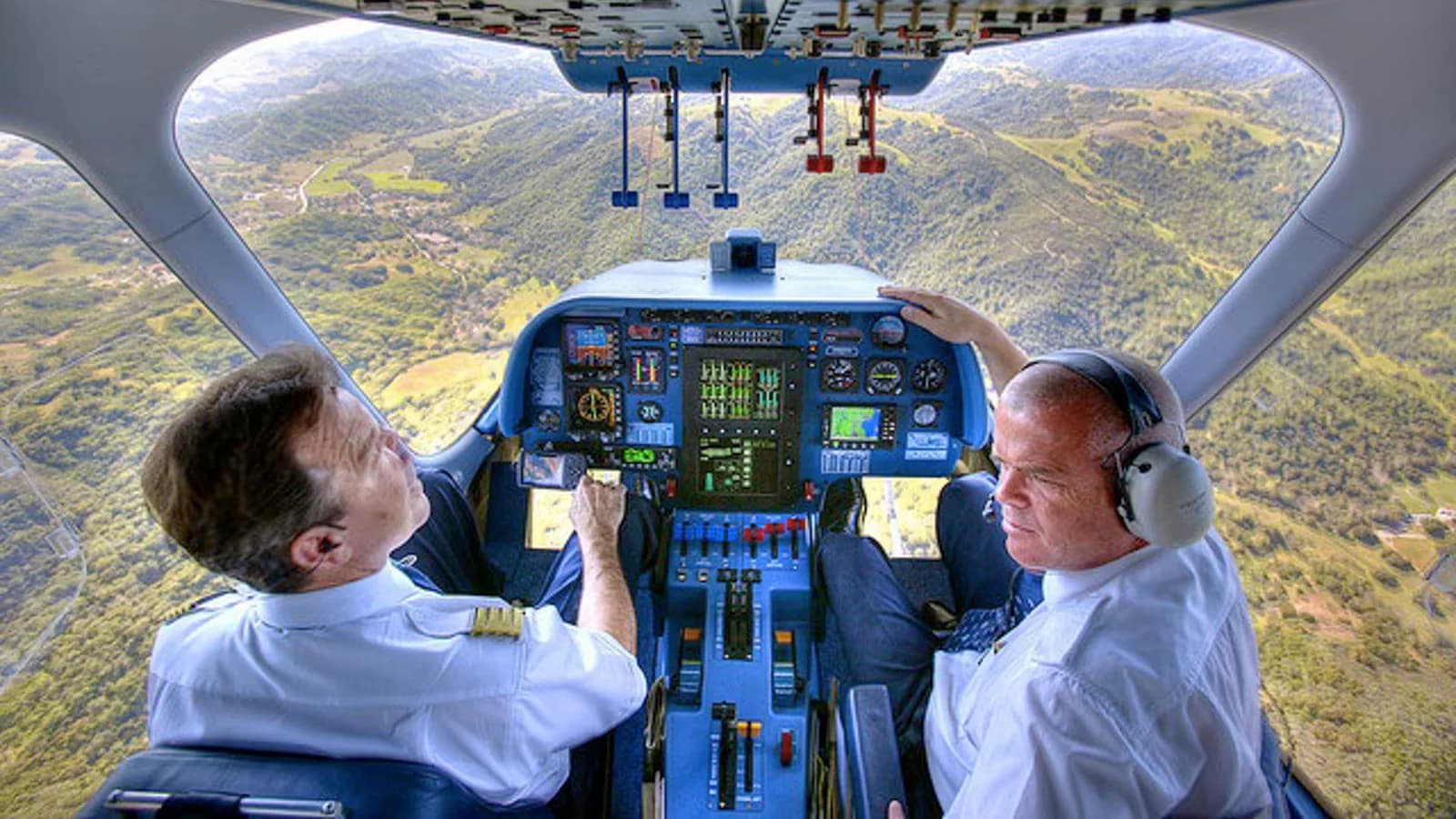 Pilotos y auxiliares de vuelo, entre los trabajadores con mayor riesgo de morir por cáncer asociado a la radiación
