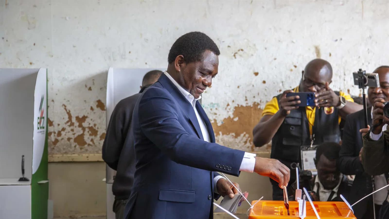 Hakainde Hichilema fue reelegido presidente de Zambia con más del 60% de los votos