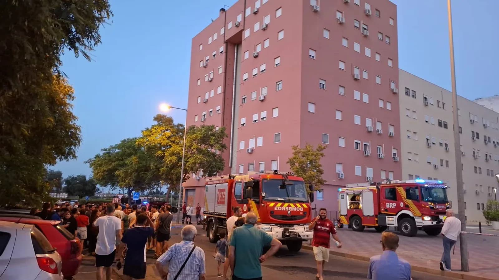 Desalojan a más de 200 vecinos tras un incendio en un garaje de Tomares