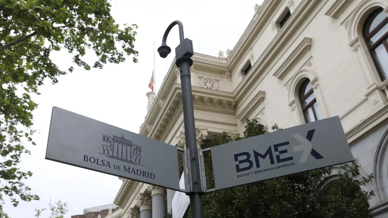 El Ibex 35 inicia la sesión casi estable y el Brent supera los 91 dólares