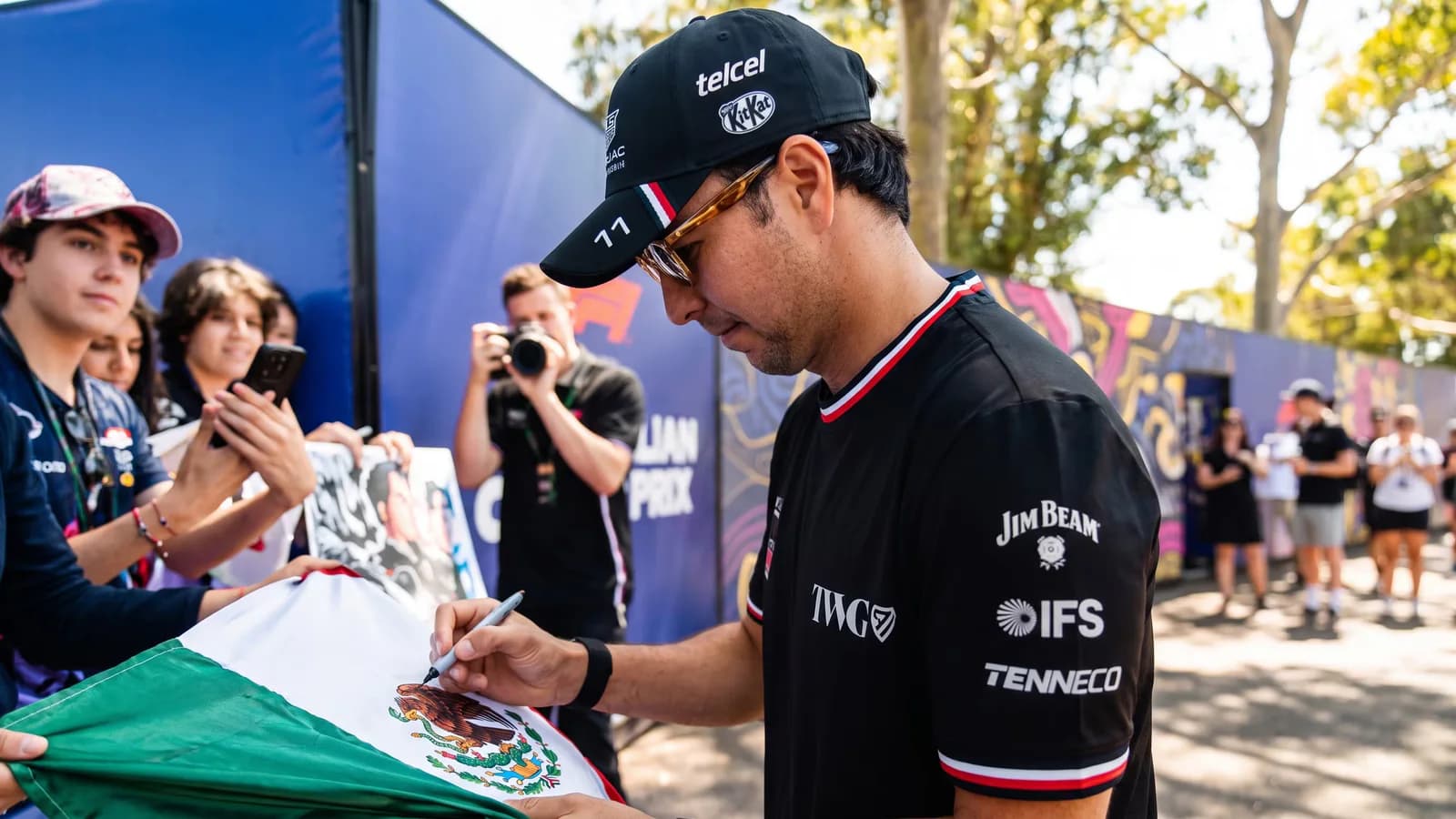 La renovación de Alex Albon reduce las opciones de Checo Pérez en Williams