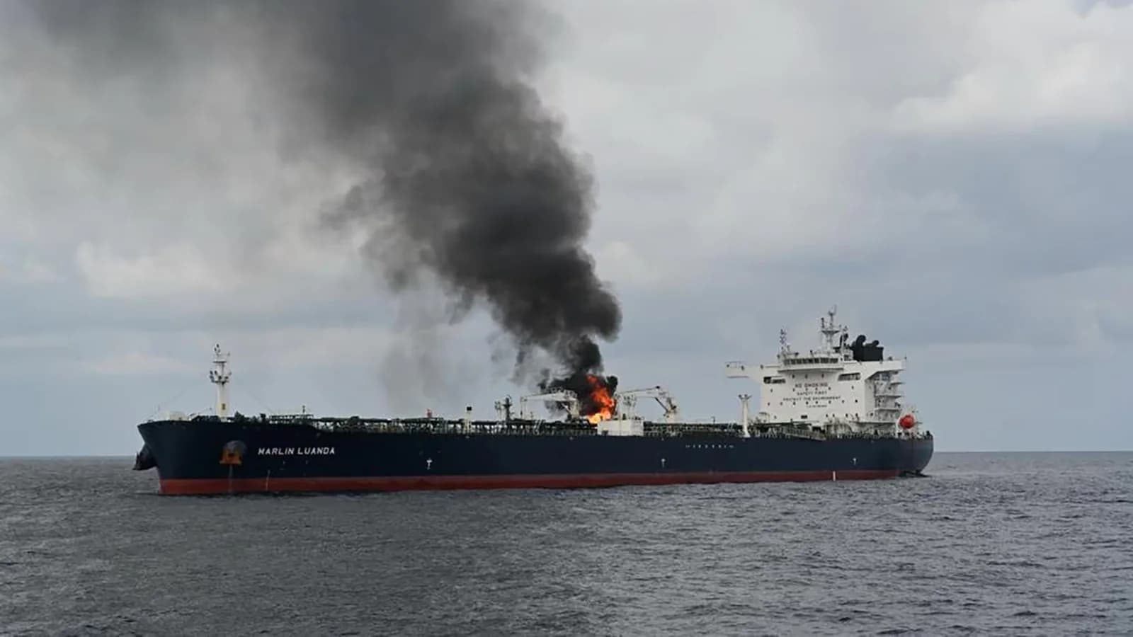 Un carguero fue destruido tras ser alcanzado por proyectiles frente a Yemen