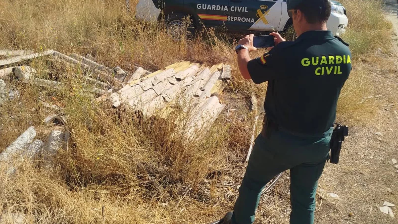 Detienen a tres personas por retirar uralita con amianto y abandonarla en un olivar