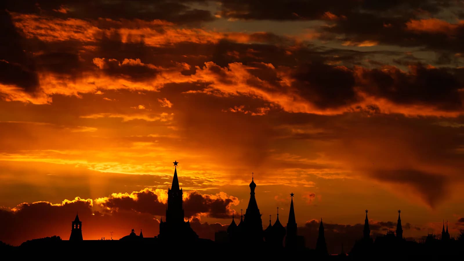 El cielo se tiñe de fuego al atardecer sobre un palacio histórico