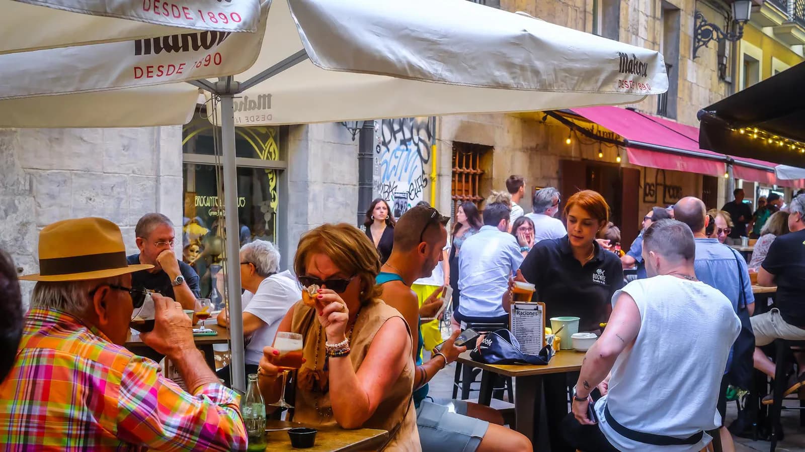 Propinas en España: el 25% las deja siempre y el 60% rechaza que sugieran el monto