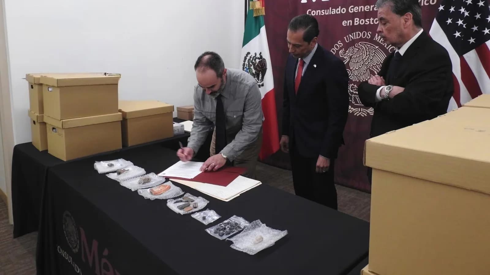 Un arqueólogo estadounidense restituyó a México 1.132 bienes prehispánicos