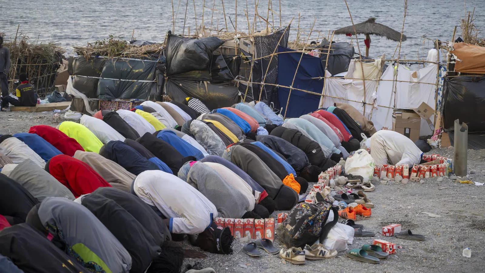 Migraciones habilita 1.800 plazas en Ceuta y comienza el traslado de personas