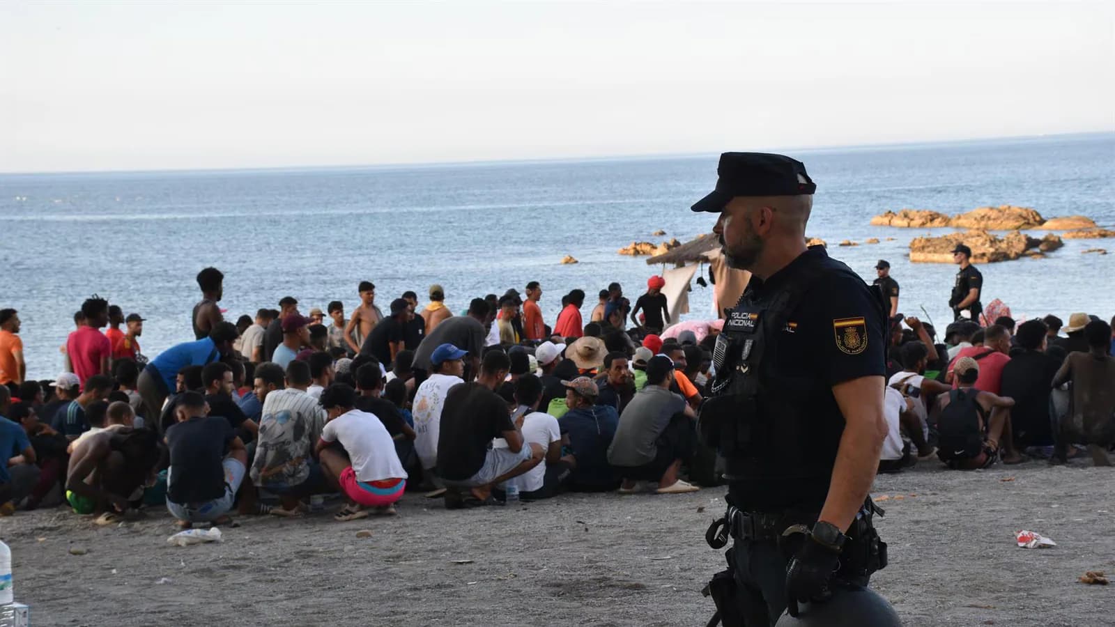 Más de 1.200 migrantes fueron trasladados desde una playa de Ceuta a dos centros