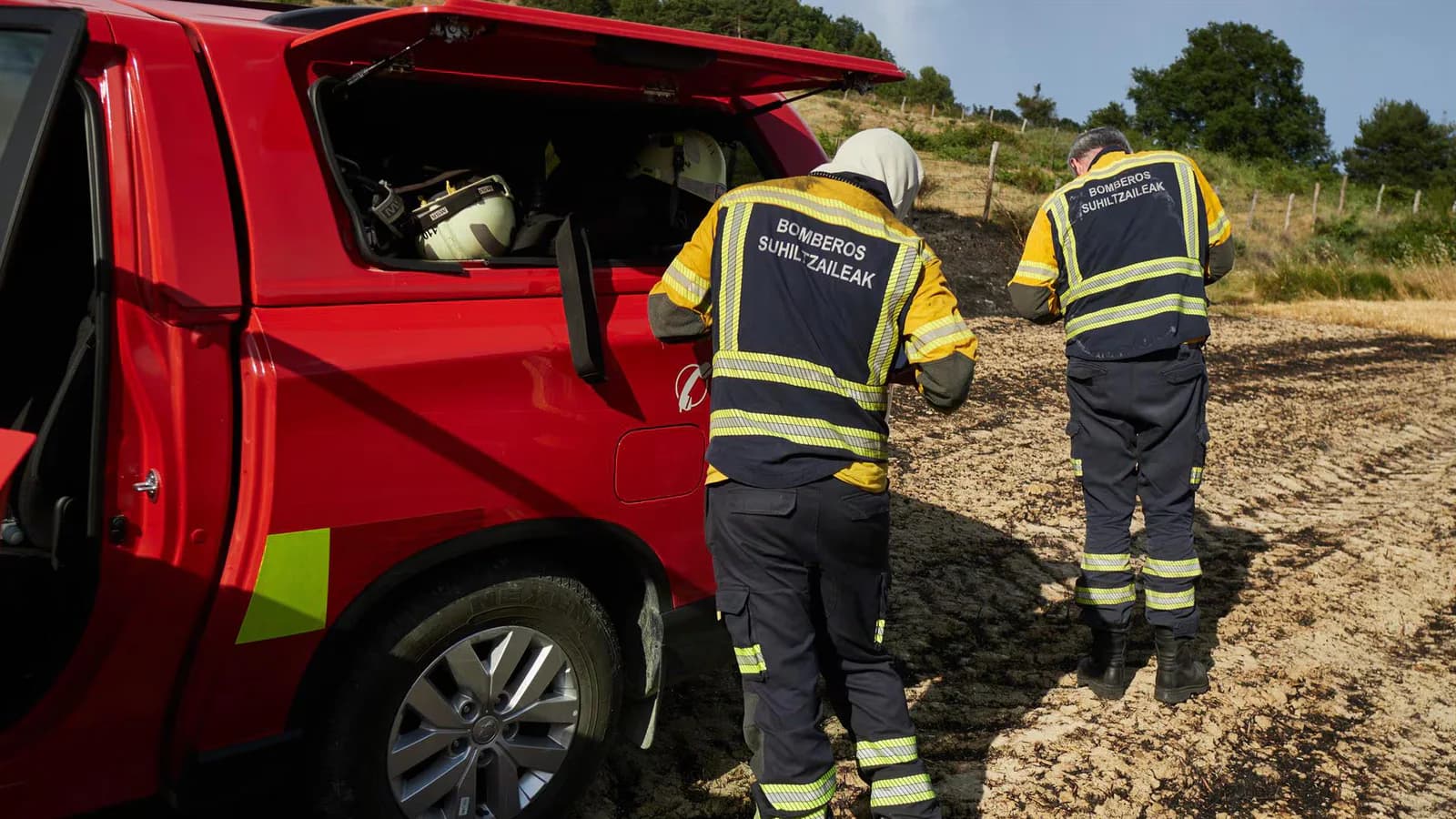 La orografía complica el combate contra el incendio forestal en Urzainki