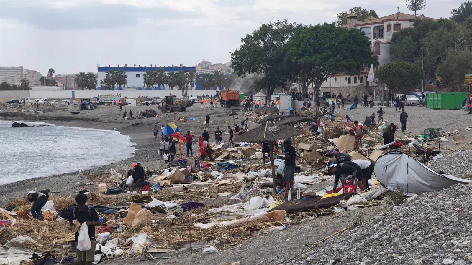 Se suspende la limpieza en una playa de Ceuta tras el regreso de 500 migrantes