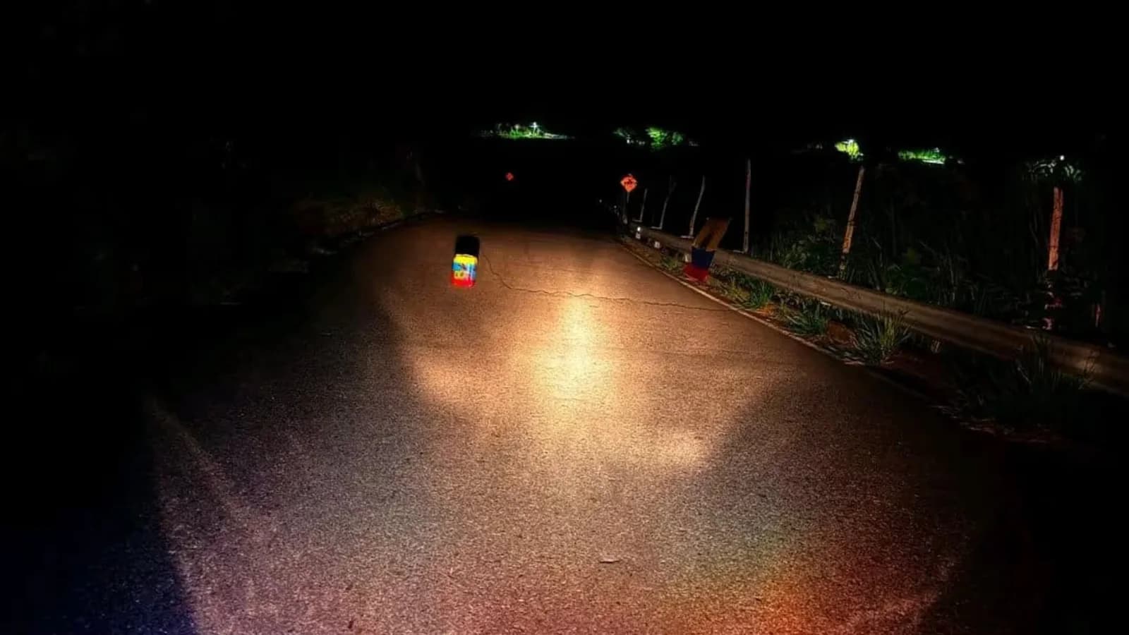 Investigan un posible explosivo y una bandera de las Farc en la vía a Ituango