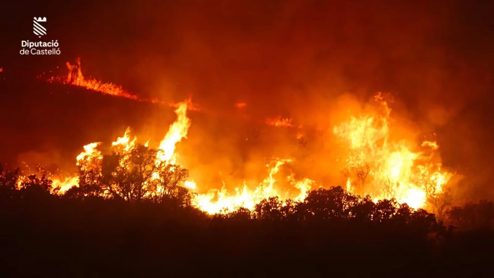 Se suman medios aéreos al operativo contra el incendio forestal en Segorbe