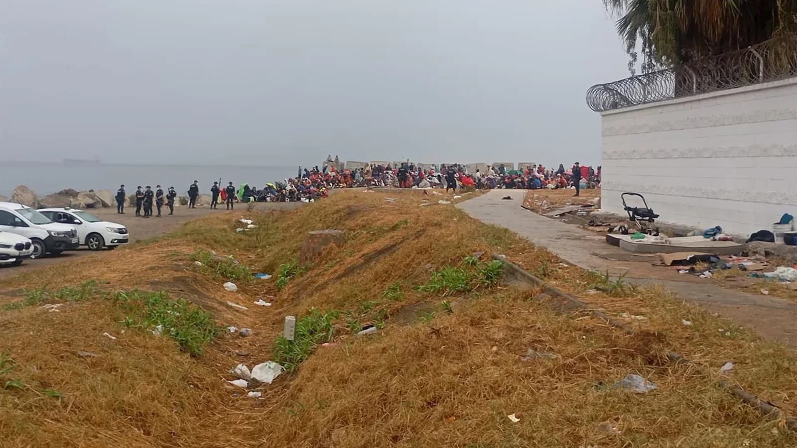 La Policía escolta la limpieza de la playa El Trampolín de Ceuta