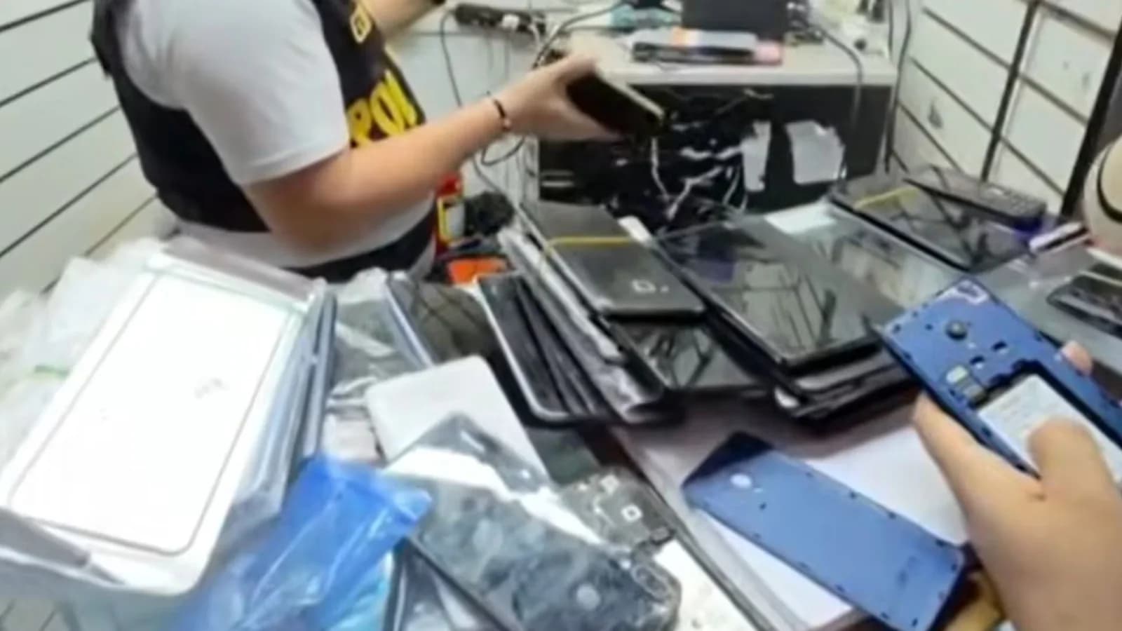 Incautan 1.025 celulares y detienen a tres personas en Las Malvinas