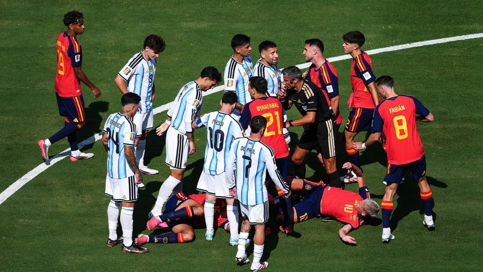 La FIFA sancionó a Paredes y Molina por los incidentes de la final del Mundial