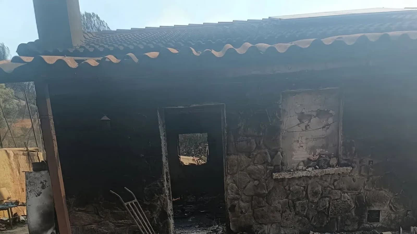 Abel Viedma busca reconstruir su casa tras el incendio en la Sierra Oeste