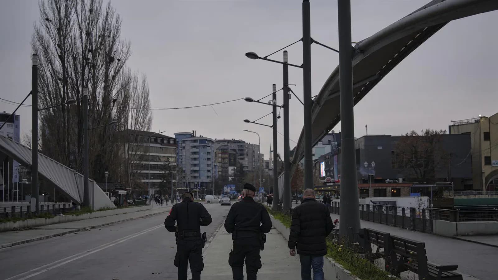 Vučić pidió a la KFOR que revea su retiro del puente sobre el río Ibar